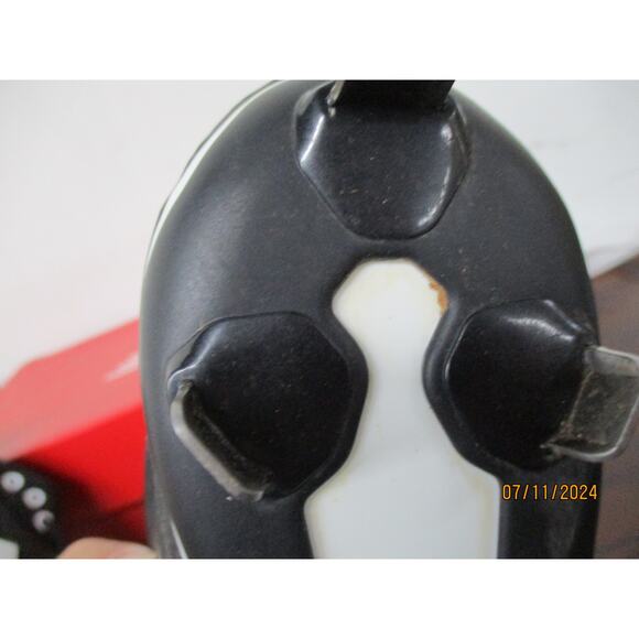 Like new New Balance Women's Metal Cleats Shoes - Size 7 US - Picture 6 of 8